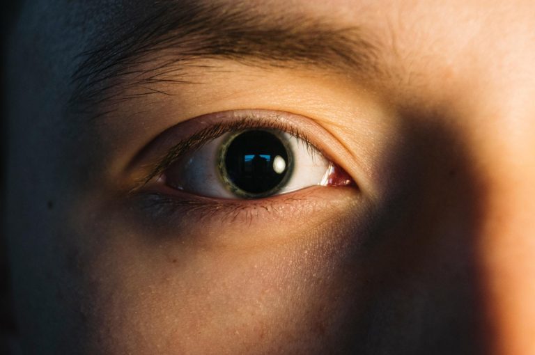 Why Do Your Pupils Dilate When You Look at Someone? Here's Why 2026